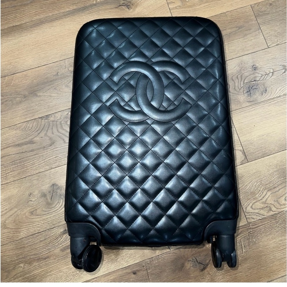 Quilted leather roll-on, carry-on luggage